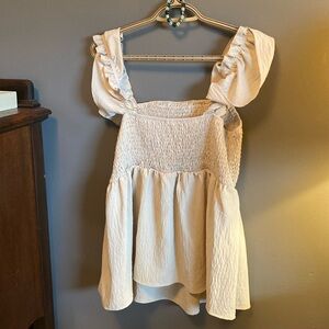 🩷Great conditioned sun shirt with ruffled sleeves.